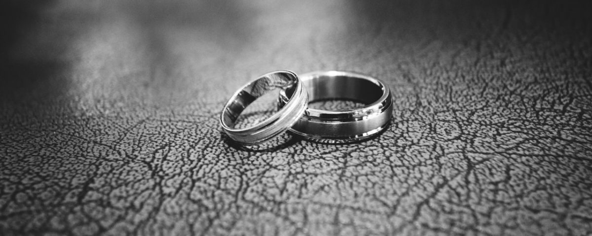 Az esküvői és eljegyzési gyűrűk típusai közötti különbség