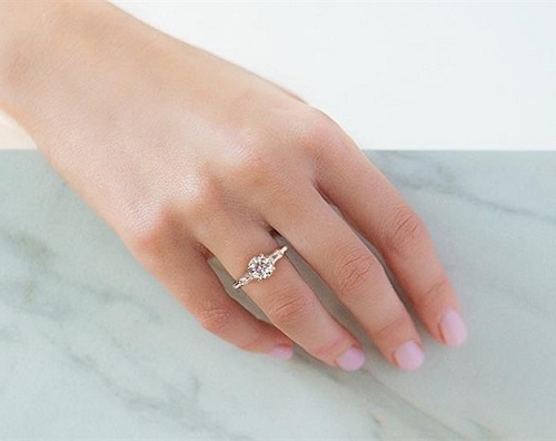 Gyémánt gyűrű kézen