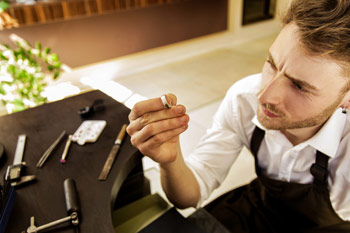 Miért lazulhat ki egy gyémánt egy gyűrűben?