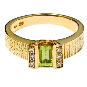 Díszes, peridot köves sárga arany gyémántgyűrű