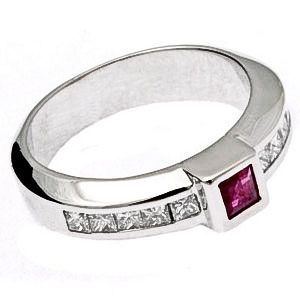 Rubin köves fehérarany gyűrű, gyémántokkal