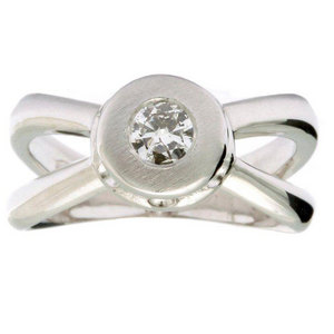 Modern stílusú eljegyzési gyűrű gyémánttal