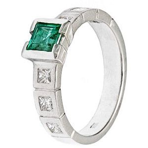 Elegáns gyémántgyűrű, smaragddal