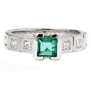 Elegáns gyémántgyűrű, smaragddal