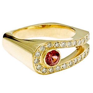 Sárga aranyból kézzel készített szögletes fazonú gyűrű.