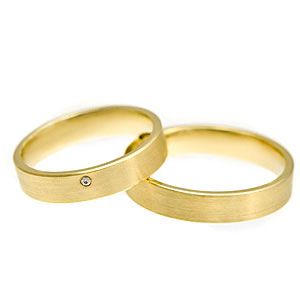Klasszikus sárgaarany eljegyzési gyűrű pároknak