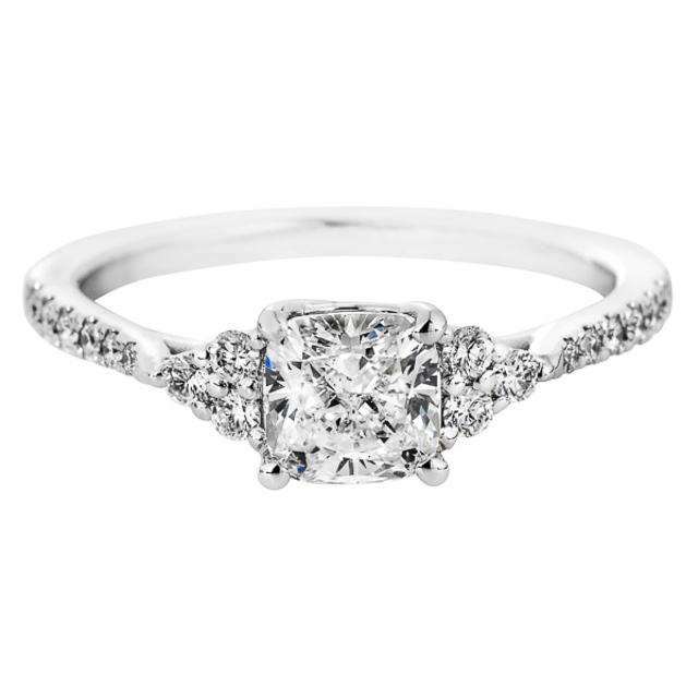 Gyémánt eljegyzési gyűrű Cushion csiszolású gyémánttal 