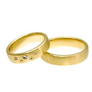 Sárga arany gyémántköves eljegyzési gyűrű pár