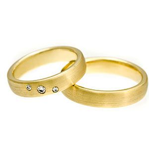 Hagyományos arany jegygyűrű gyémánttal pároknak