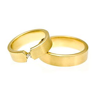 Klasszikusan modern arany eljegyzési gyűrű pár