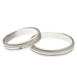 Keresztbe csiszolt fehérarany karikagyűrű, gyémánt kővel 